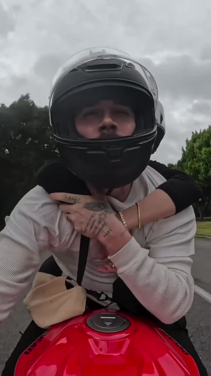 Brooklyn Beckham lái môtô chở vợ Nicola