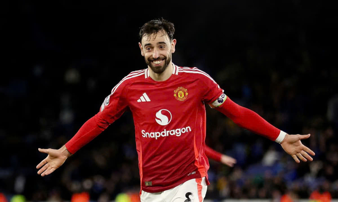 Tiền vệ Bruno Fernandes mừng bàn thắng vào lưới Leicester City, trên sân King Power, ở Ngoại hạng Anh tối 16/3/2025. Ảnh: Reuters