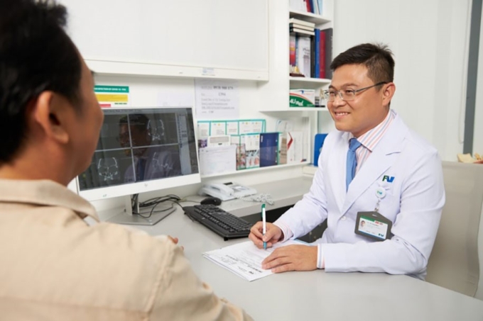 TS.BS Võ Công Minh tư vấn cho bệnh nhân phương pháp điều trị điếc đột ngột. Ảnh: Bệnh viện FV
