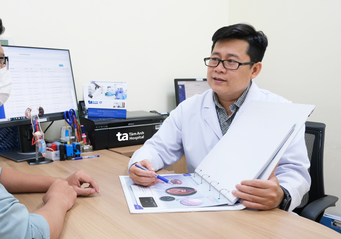 ThS.BS.CKII Dương Quang Huy tư vấn cho người bệnh. Ảnh minh họa: Hoài Thương