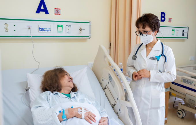 Bác sĩ Quyên khám người bệnh. Ảnh: Bệnh viện Đa khoa Tâm Anh