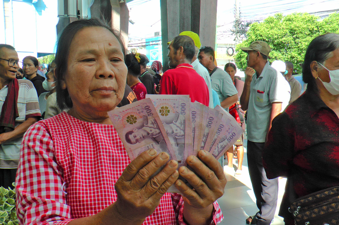Người dân rút tiền sau khi được chính phủ chuyển 10.000 baht, tháng 9/2024. Ảnh: Bangkok Post