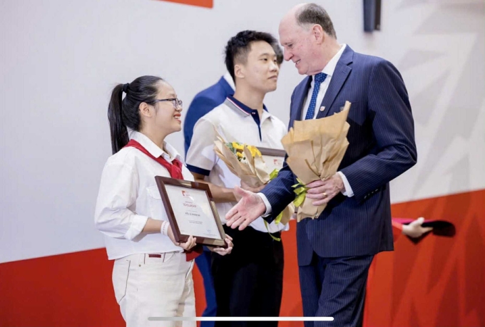 Khánh An trong ngày nhận học bổng. Ảnh: Nhân vật cung cấp