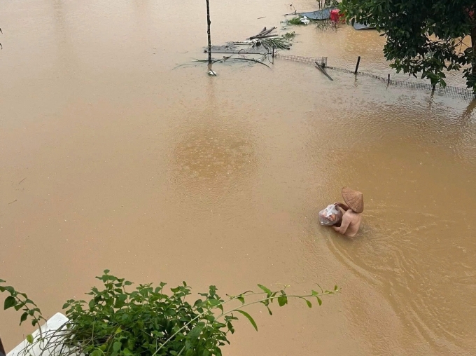 Đường phố trong khi tái định cư Nông Lâm ngập gần tới đầu người. Ảnh: Thanh Thơ