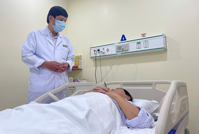Bác sĩ hỏi thăm sức khỏe ông Nam sau phẫu thuật. Ảnh: Bệnh viện Đa khoa Tâm Anh