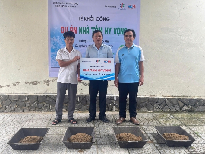 Trao bảng tài trợ tượng trưng công trình nhà tắm mới tại Trường PTDTBT Tiểu học Gari.
