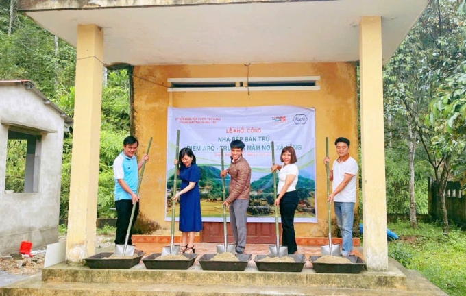 Nghi thức khởi công nhà bếp bán trú tại Điểm Aró, Trường Mầm non Xã Lăng.