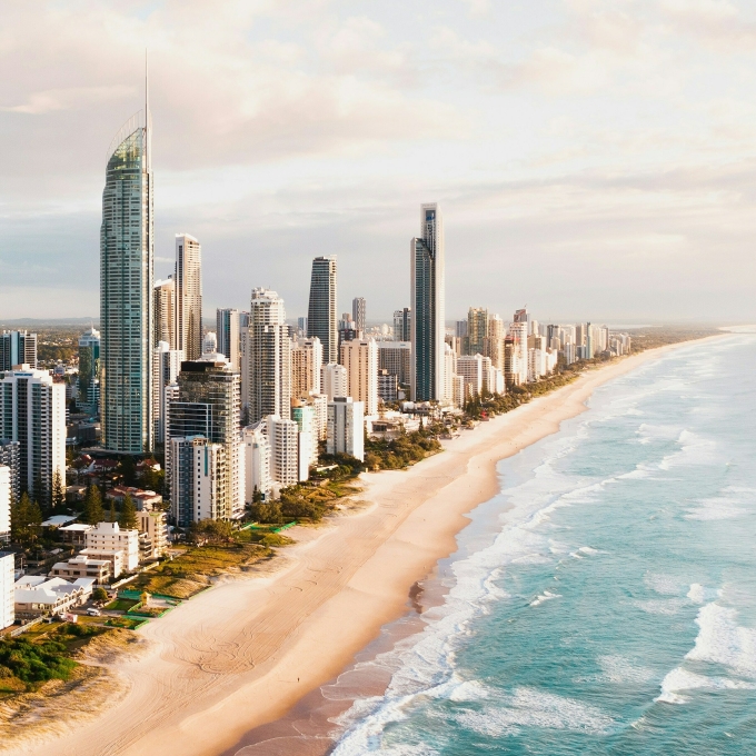Bãi biển trong xanh tại Gold Coast, phù hợp cho người đam mê thể thao mạo hiểm. Ảnh: Unsplash