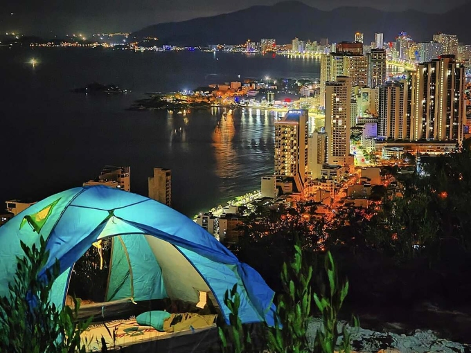 Du khách có thể chọn cắm trại trên núi Cô Tiên để ngắm toàn cảnh thành phố Nha Trang về đêm. Ảnh: Nguyên Kaio