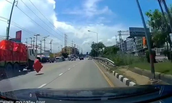 Tai nạn: Mảng nhựa xe tải rơi trúng, cảnh sát đi xe máy tử vong