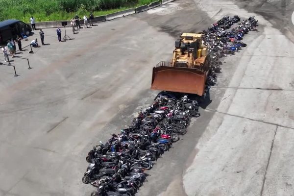 Xe ủi Mỹ chèn nát xe máy “ma”: Tin tức sốc!