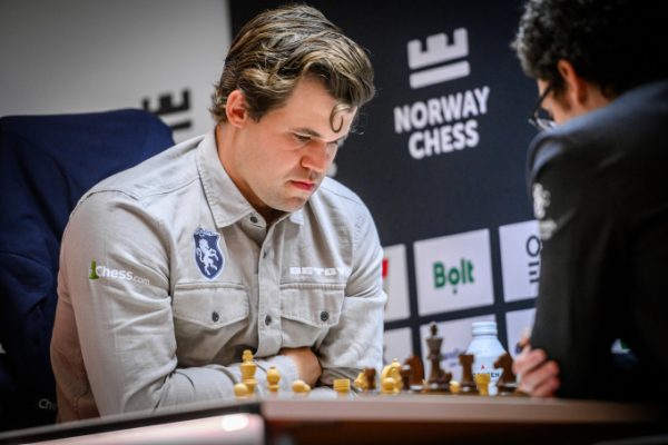 Carlsen thắng Caruana, dẫn đầu giải cờ vua Na Uy