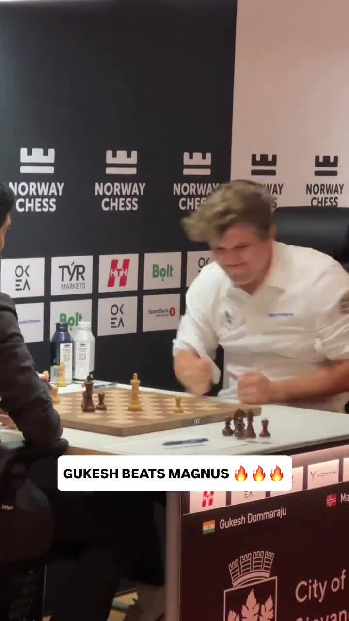 Carlsen đập bàn, làm đổ cờ khi thua Gukesh