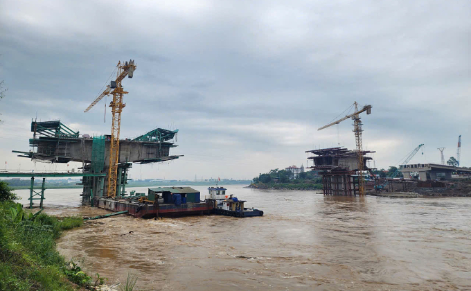 Công trường cầu Phong Châu mới vào tháng 5. Ảnh: Anh Duy