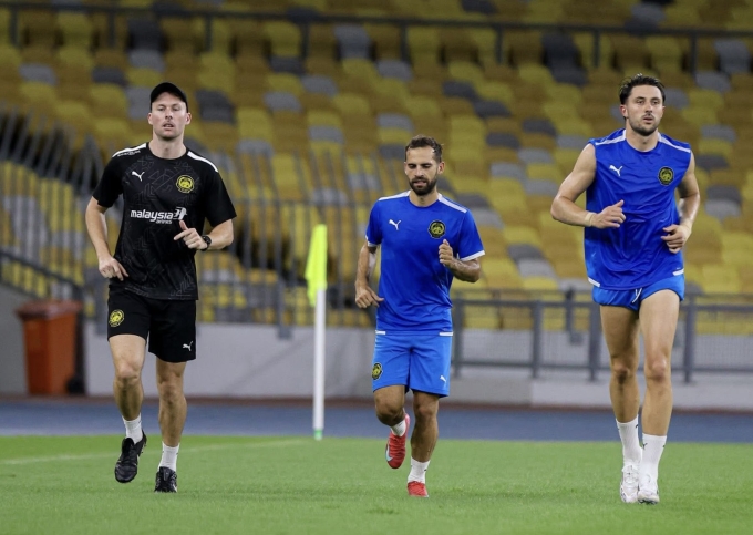 Facundo Garces (phải) và Hector Hevel tập cùng HLV thể lực ở đội tuyển Malaysia tại sân Bukit Jalil ngày 2/6/2025. Ảnh: Malaysia NT