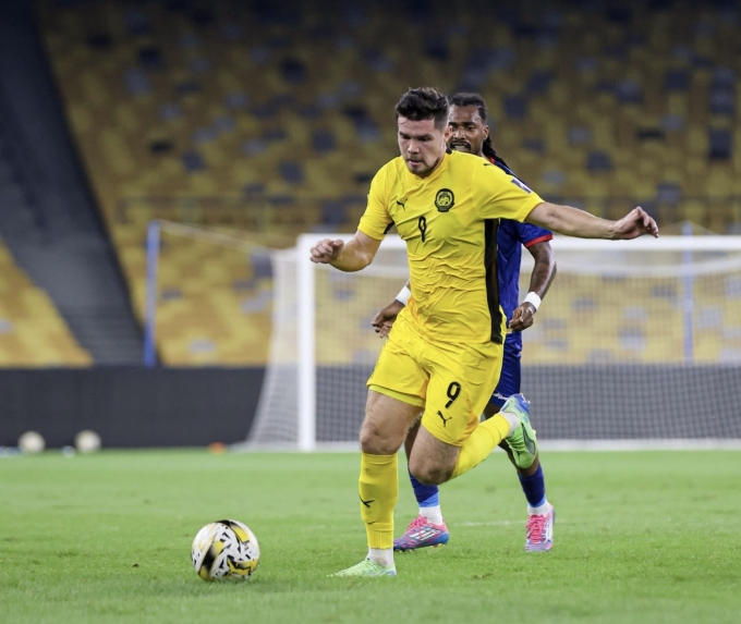 Tiền đạo nhập tịch gốc Colombia Romel Morales (áo vàng) thi đấu trong trận Malaysia thua Cape Verde 0-3 tại sân Bukit Jalil ngày 3/6/2025. Ảnh: Malaysia NT