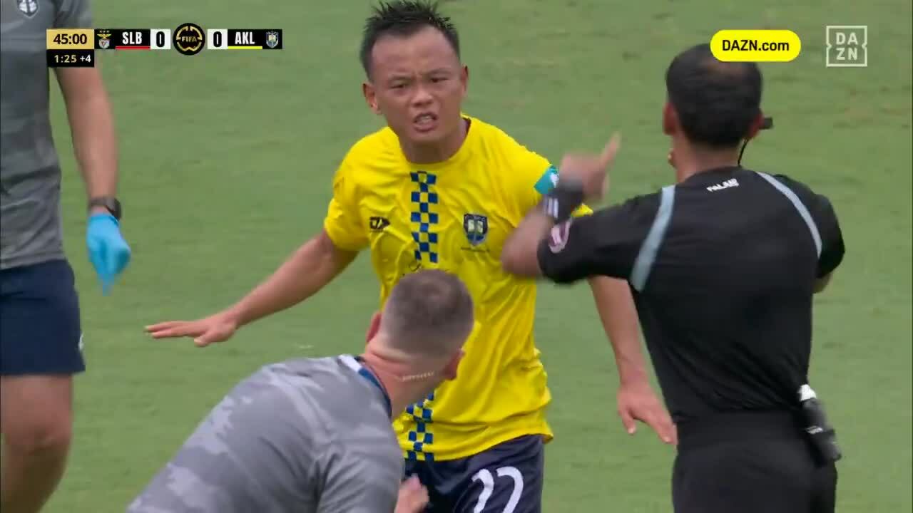 Cầu thủ tranh cãi với đội ngũ y tế của Club World Cup