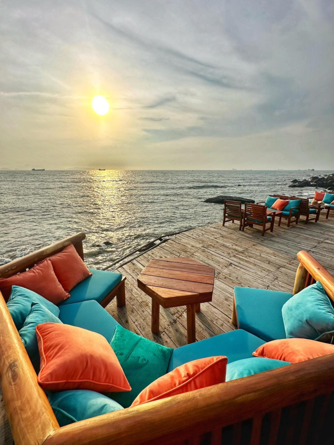 Một góc trên cầu Gỗ Eco, điểm check in mới nhất tại bãi Đông. Ảnh: Eco Island