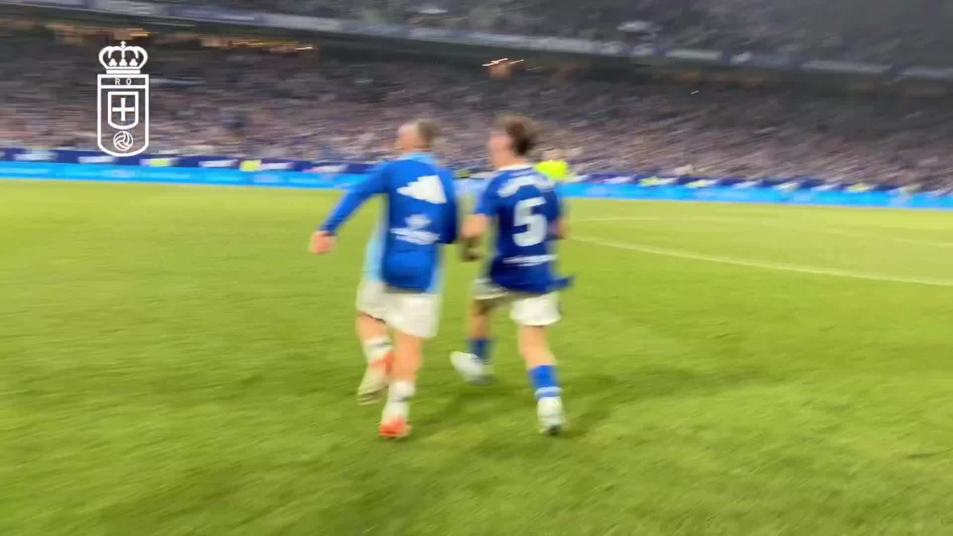 Cazorla ùa vào sân mừng Oviedo trở lại La Liga