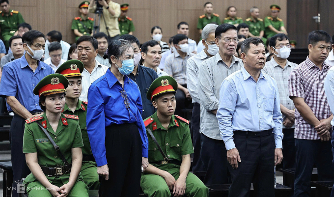 Ông Đặng Văn Minh (áo sơ mi dài tay hàng đầu) cựu giám đốc sở GTVT Quảng Ngãi và bà Hoàng Thị Thúy Lan, cựu Bí thư Vĩnh Phúc. Ảnh: Ngọc Thành