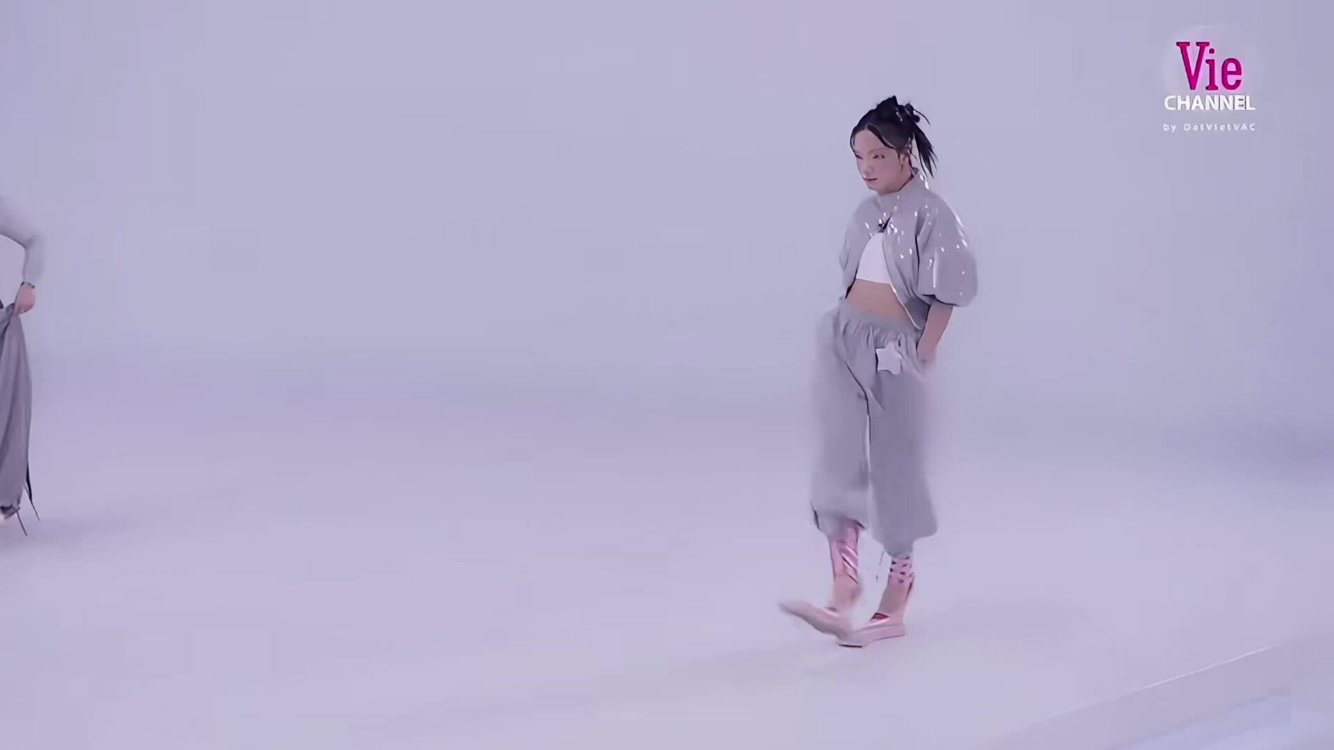Châu Bùi catwalk tại Em xinh say hi