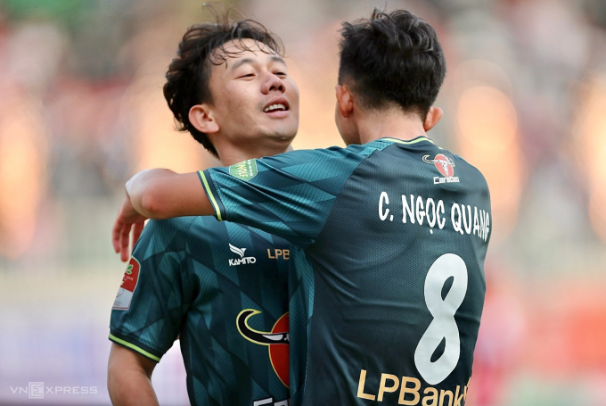 Châu Ngọc Quang và Trần Minh Vương (trái) sẽ cùng rời HAGL sau mùa giải 2024-2025. Ảnh: Minh Trần