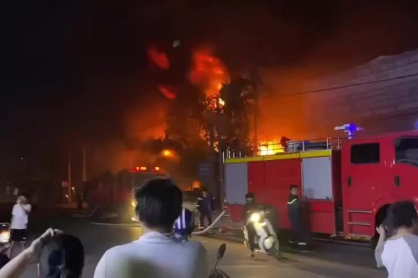 Hải Dương: Cháy lớn công ty nhựa, lửa lan rộng