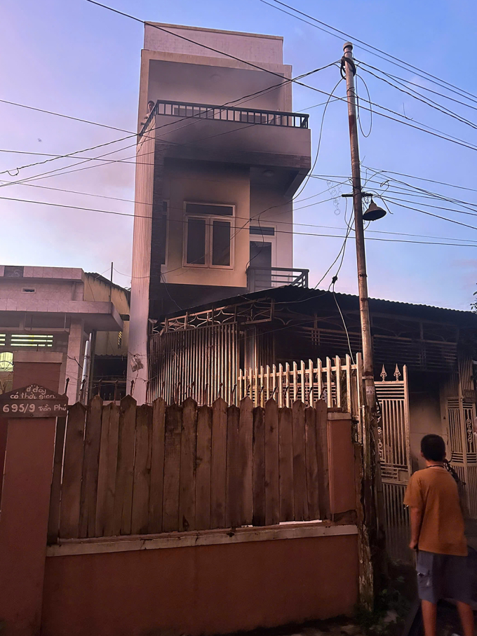 Ngôi nhà bị ám khói sau hỏa hoạn. Ảnh: Hoài Thanh