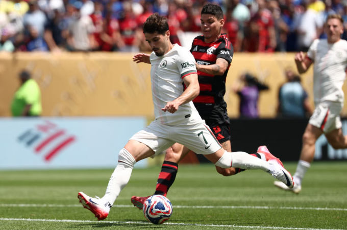 Pedro Neto (áo trắng) dứt điểm mở tỷ số, trong trận Chelsea thua Flamengo 1-3 ở lượt hai bảng D FIFA Club World Cup 2025 trên sân Mercedes-Benz, Georgia ngày 20/6. Ảnh: AFP