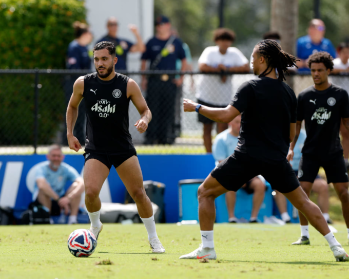 Rayan Cherki (trái) trong buổi tập của Man City tại Mỹ ngày 14/6. Ảnh: Reuters