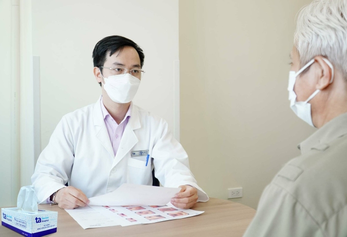 Bác sĩ khám và tư vấn cho bệnh nhân viêm phổi trước khi xuất viện. Ảnh: Bệnh viện Tâm Anh