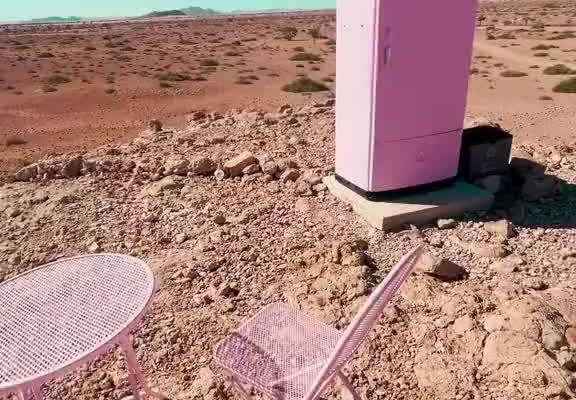 Tủ lạnh cô đơn giữa sa mạc Namibia: Kỳ lạ!