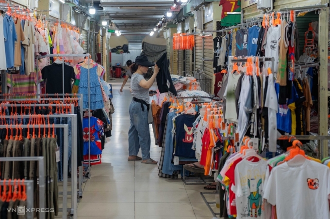 Tiểu thương kinh doanh tại chợ Đồng Xuân, tháng 5/2025. Ảnh: Hoàng Giang