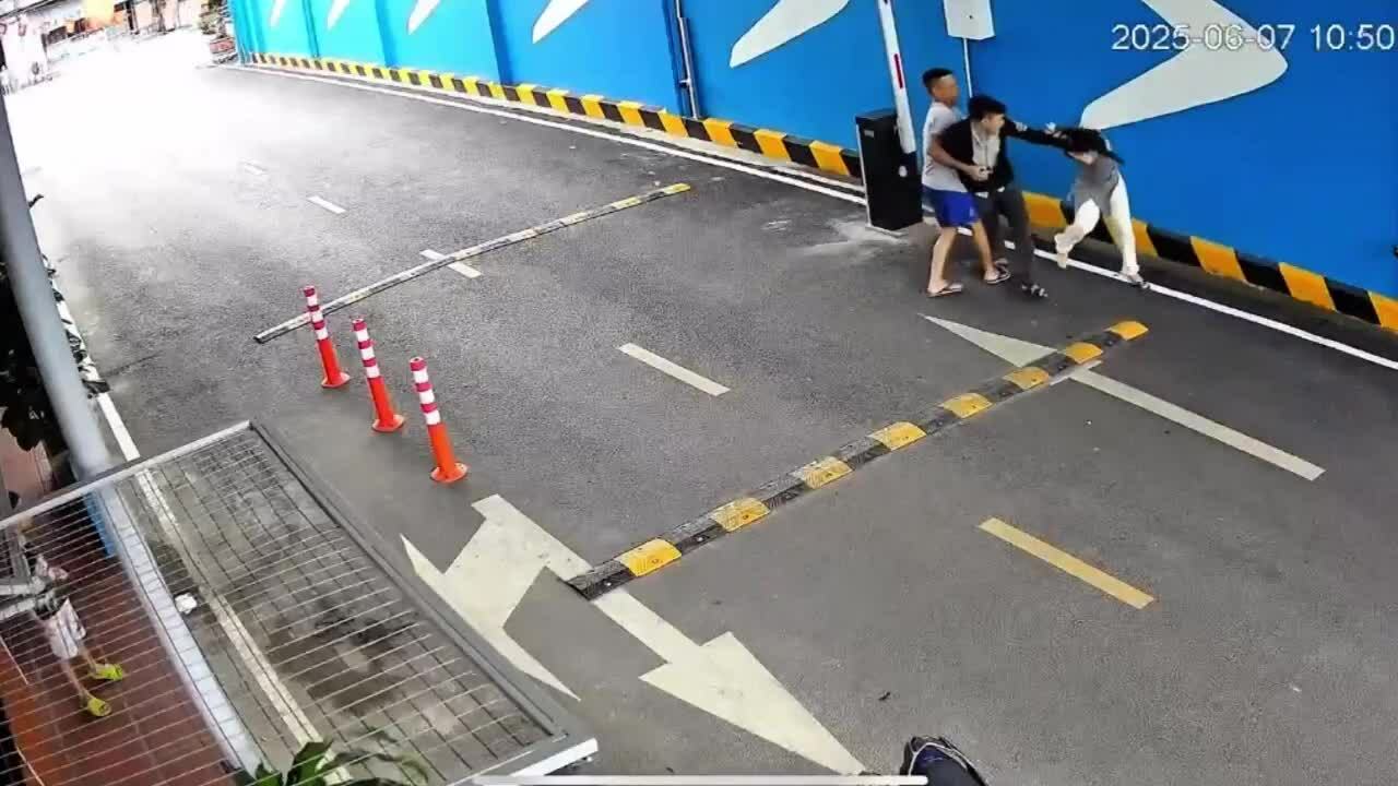 Chồng đánh vợ cũ nhập viện