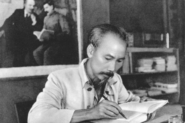 Tuyển tập 300 bài báo Hồ Chí Minh: Sách nên đọc