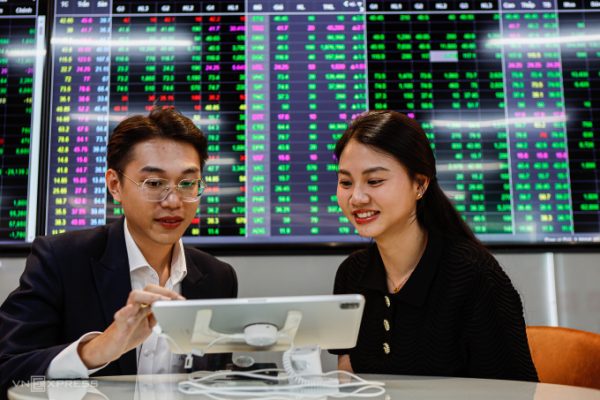 Chứng khoán đạt đỉnh 3 năm: Cơ hội đầu tư?