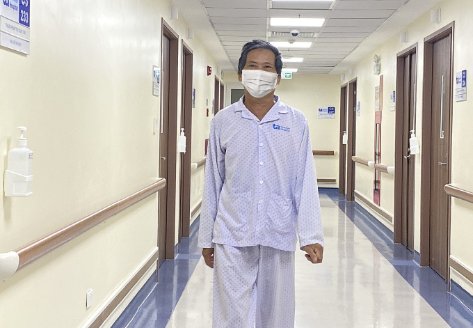 Ông Lợi đi lại mà không cần dụng cụ hỗ trợ, chuẩn bị xuất viện. Ảnh: Bệnh viện Đa khoa Tâm Anh