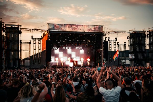 Nguy cơ mắc cúm cao tại concert và nơi đông người