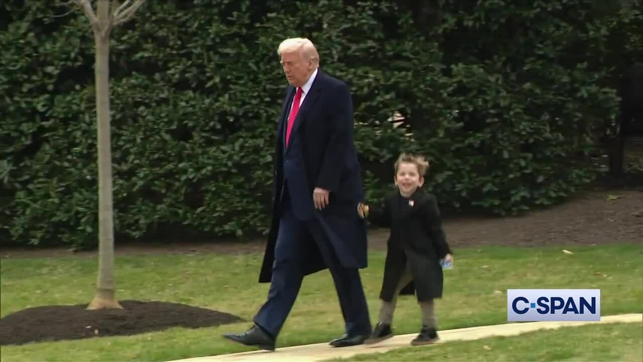 Con trai Elon Musk theo ông Trump lên trực thăng