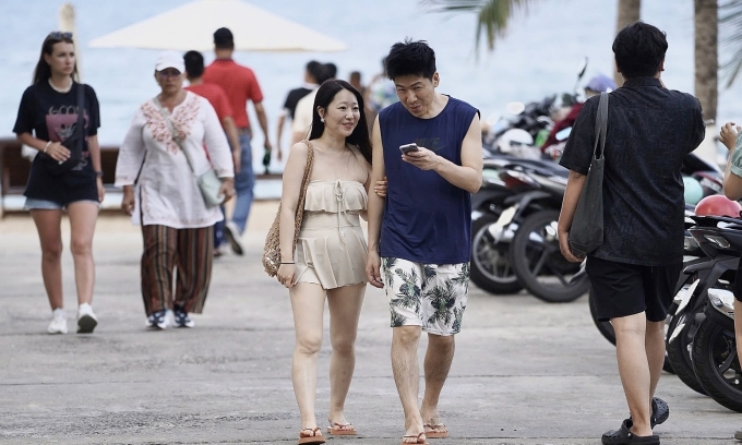 Khách Hàn Quốc dạo biển Nha Trang hồi tháng 5/2025. Ảnh: Bùi Toàn