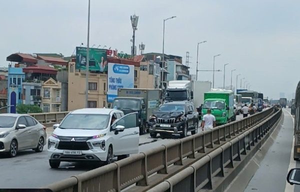 Hà Nội: Ùn tắc vành đai 2, 3 do tai nạn liên hoàn