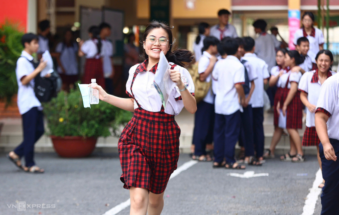 Thí sinh phấn khởi sau giờ thi môn Tiếng Anh tại trường THCS Đặng Tấn Tài, TP Thủ Đức, chiều 6/6. Ảnh: Quỳnh Trần