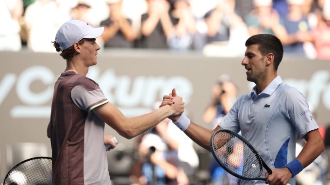 Djokovic chúc mừng đối thủ, trong trận gặp Sinner ở bán kết Australia Mở rộng, trên sân Rod Laver Arena, Melbourne, Australia hôm 26/1/2024. Ảnh: Reuters