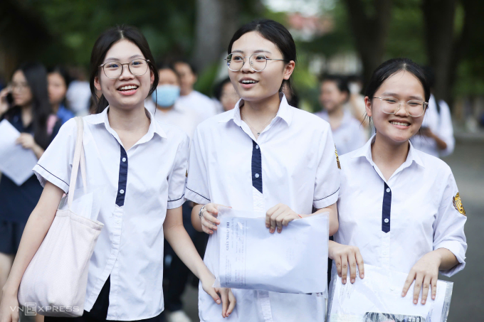 Học sinh Hà Nội sau khi hoàn thành bài thi môn Ngoại ngữ vào lớp 10, ngày 7/6. Ảnh: Tùng Đinh