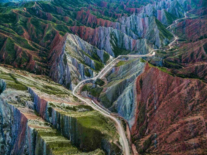Ảnh chụp từ trên cao con đường băng qua địa mạo Đan Hà ở khu vực tây bắc khu tự trị Duy Ngô Nhĩ, Tân Cương. Ảnh: VCG