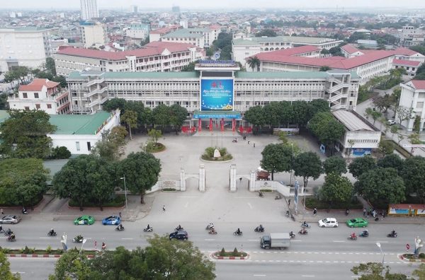 ĐH Vinh: Hai cán bộ bị điều chuyển vì cáo buộc “gạ gẫm”
