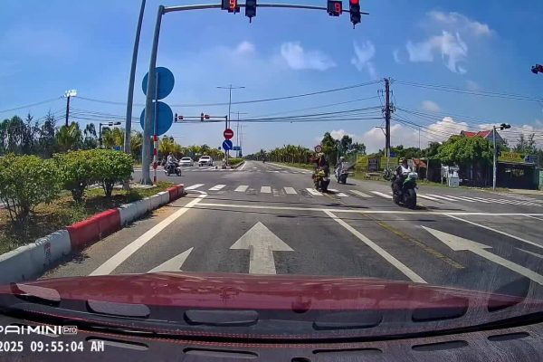 Môtô phân khối lớn vượt đèn đỏ: Yêu cầu người đi đường dừng lại