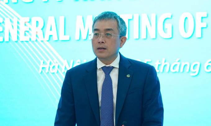 Chủ tịch HĐQT Vietnam Airlines Đặng Ngọc Hoà trả lời cổ đông tại phiên họp sáng 25/6. Ảnh: VNA