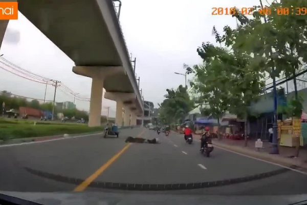 Phẫn nộ: Kẻ đạp ngã xe máy để hả dạ bị trừng phạt
