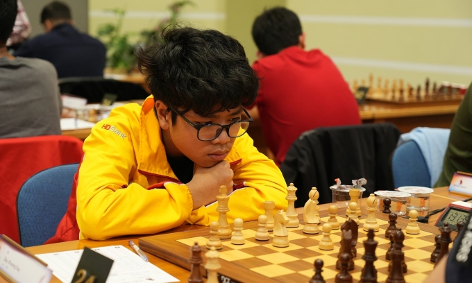 Kiện tướng Quốc tế (IM) 14 tuổi Đầu Khương Duy trong ván đấu với IM Artur Davtyan, tại giải cờ vua Dubai Open ở UAE ngày 30/5/2025. Ảnh: DubaiChess